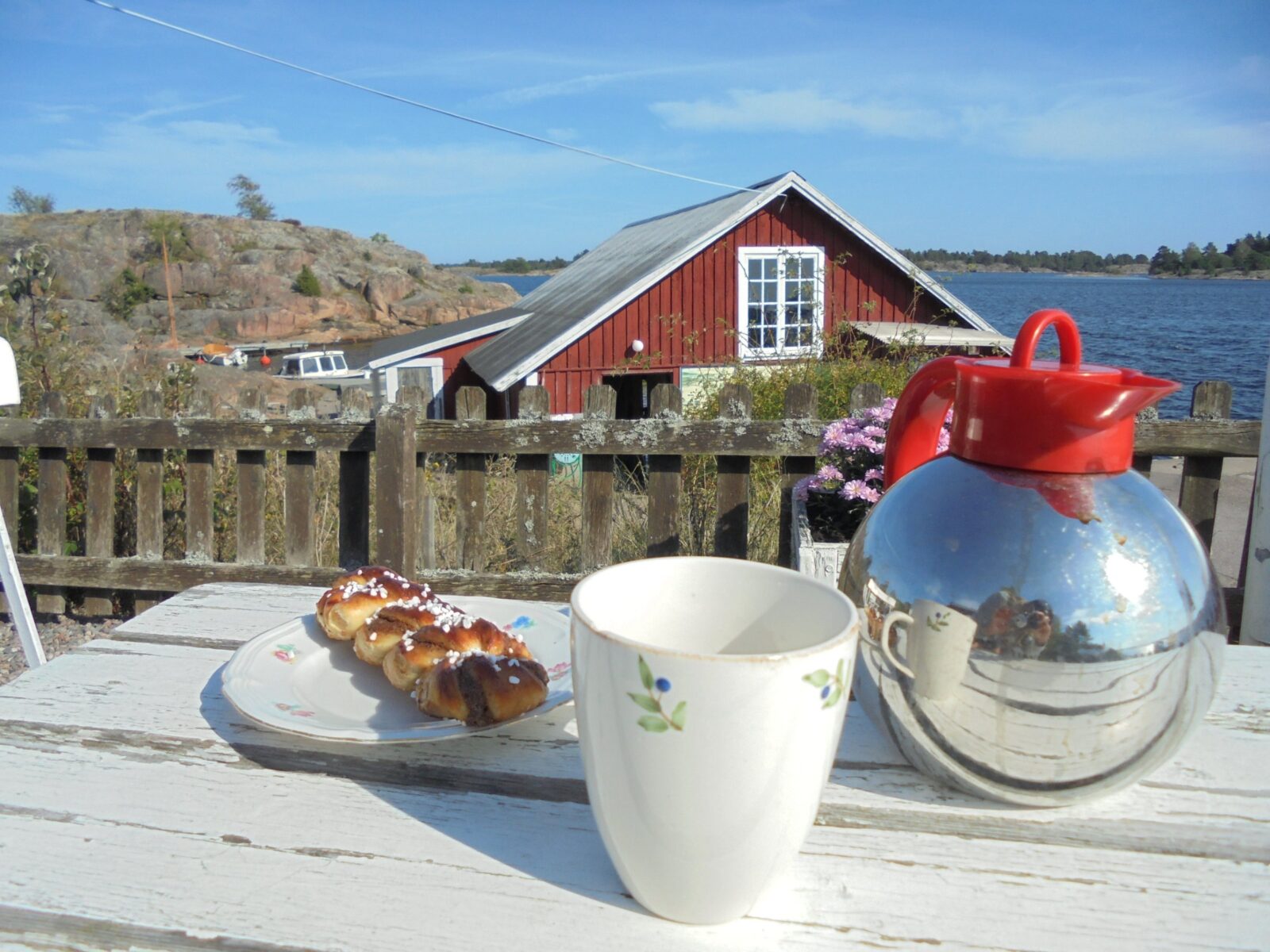 Kaffe och bulle med havsutsikt