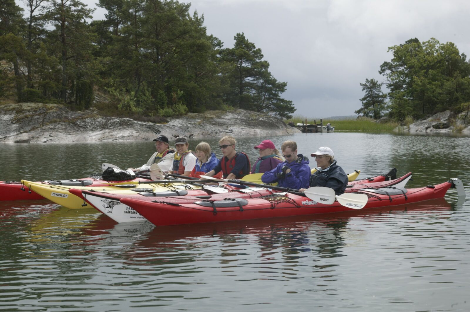 Kajakgrupp på vattnet