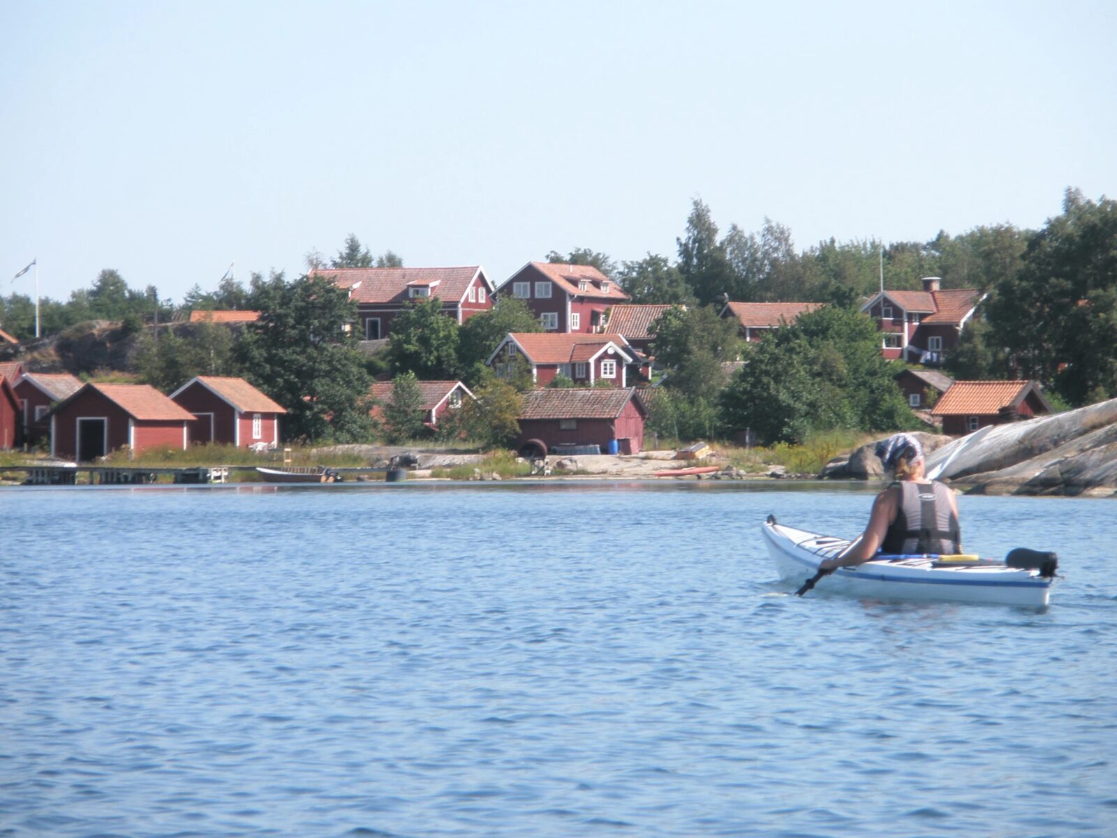 Paddlare framför Tyrislöts by