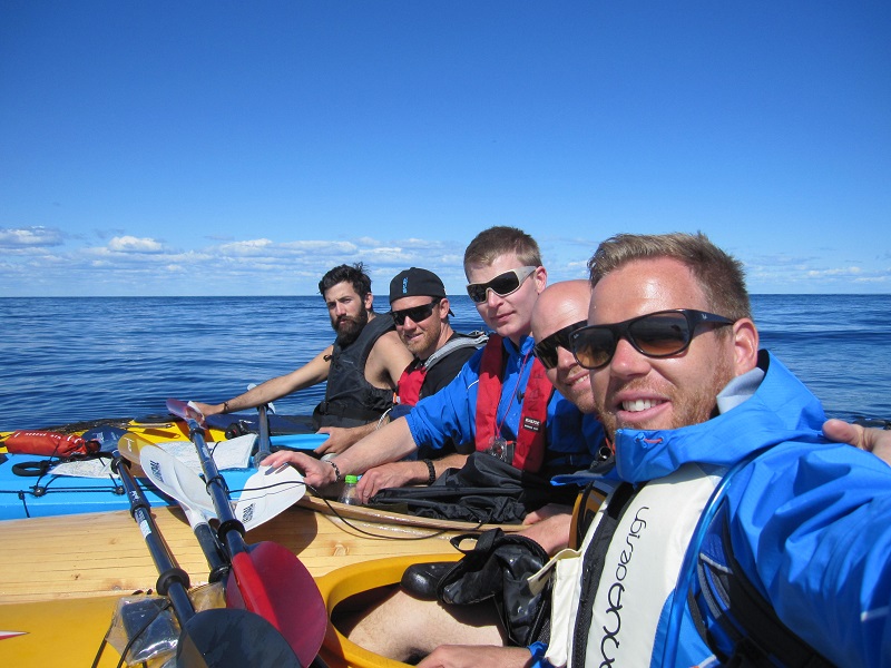 Paddlare i kajaker ute på havet