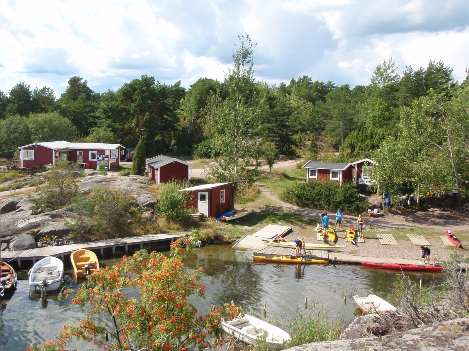 Stugor och kajakbrygga i Tyrislöt