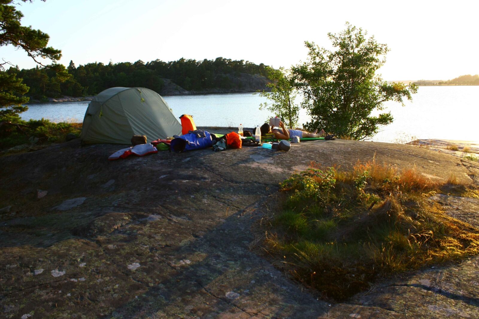 Tält på en klippa i skärgården