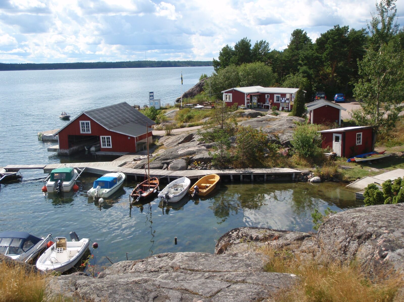 Tyrislöt från ovan med bryggor och båtar