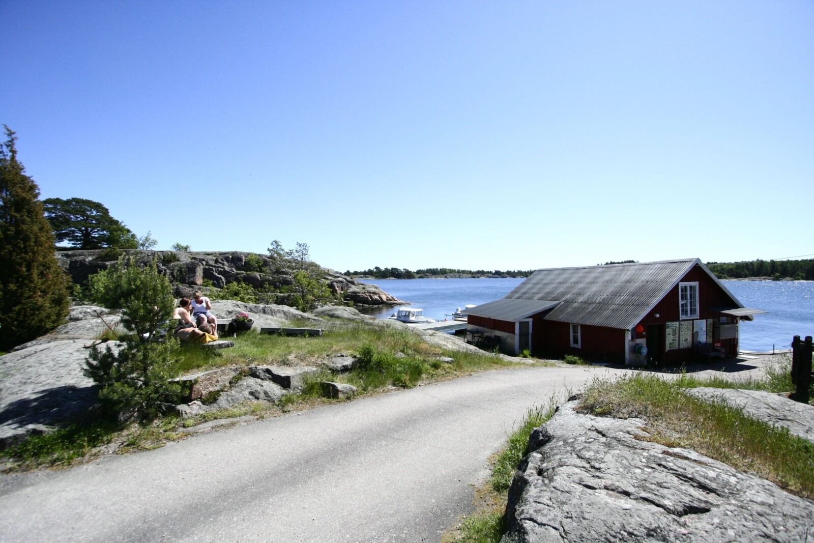 Vägen ner mot vattnet i Tyrislöt